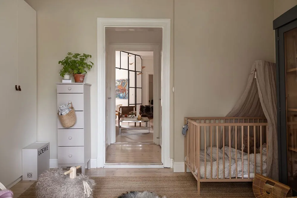 Separador de vidrio y tonos tranquilos: apartamento en Estocolmo (69 m²) - Gallery image 12