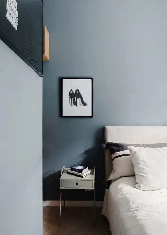 Interior escandinavo tranquilo con dormitorios coloridos y detalles decorativos - Gallery image 14