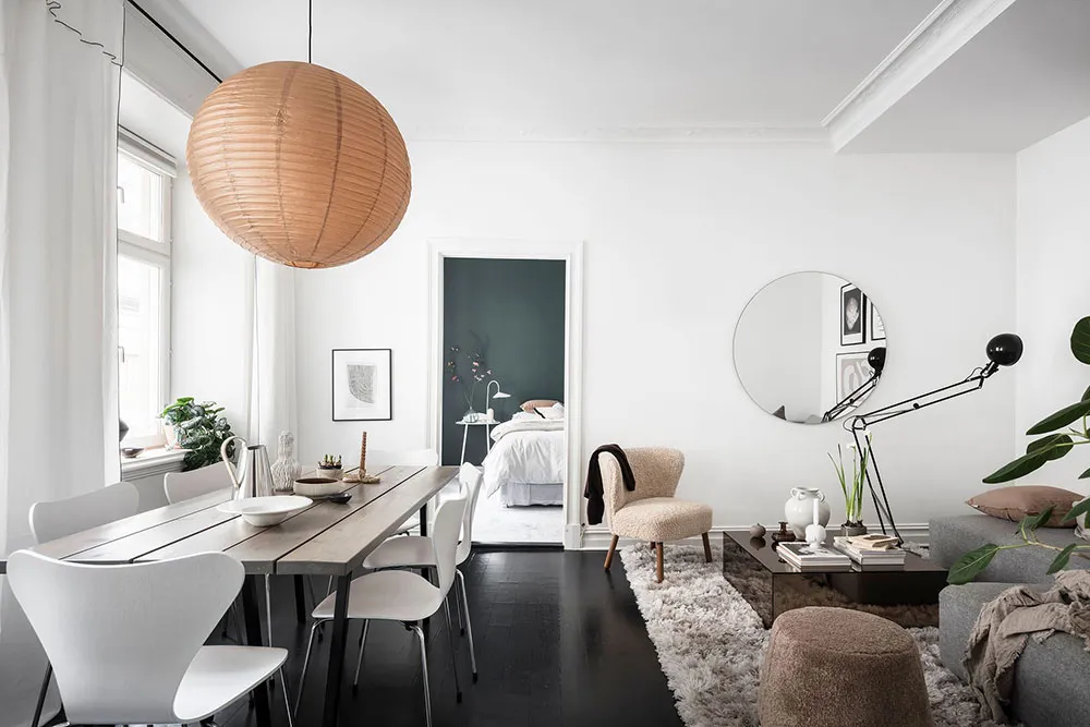 स्टाइलिश काले-सफेद रंग का लिविंग रूम एवं हरे रंग का बेडरूम: गोथेनबर्ग में स्थित एक छोटा 2-km वाला अपार्टमेंट (61 वर्ग मीटर) - Gallery image 3