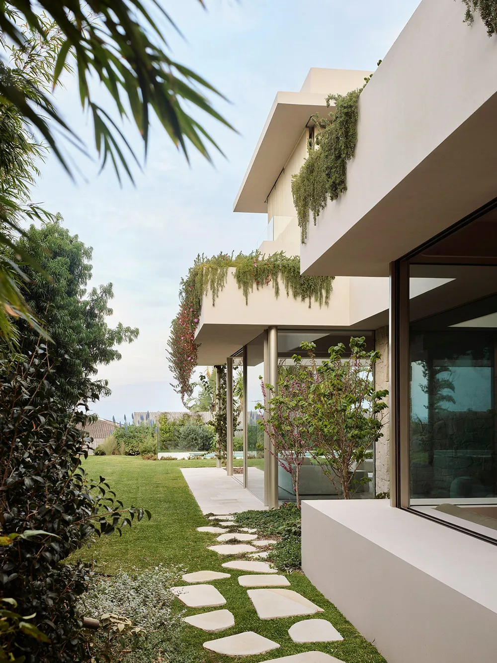 Soft Modern Interiors of a Stunning Oceanfront Villa in Australia - Gallery image 21