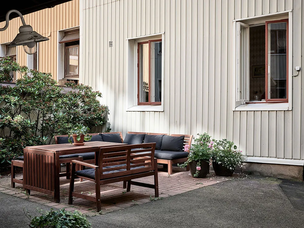 Скошені стеля, цегляна стіна і гардеробна кімната: цікава мансарда в Швеції (42 кв. м) - Gallery image 22