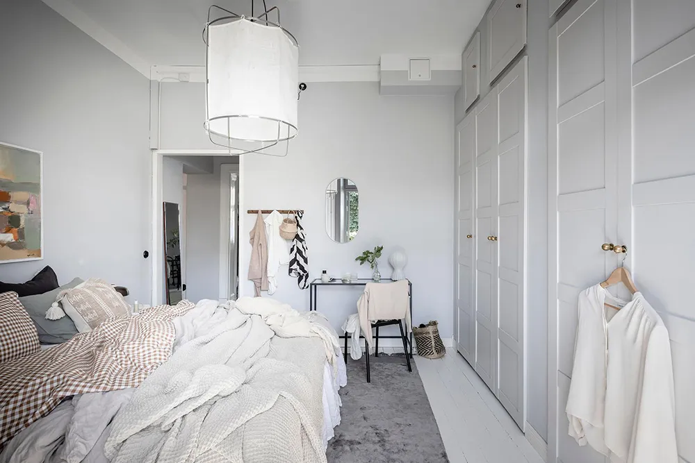 Elegancki skandynawski wnętrze z otwartymi półkami i nowoczesnymi szarymi akcentami (74 m²) - Gallery image 30