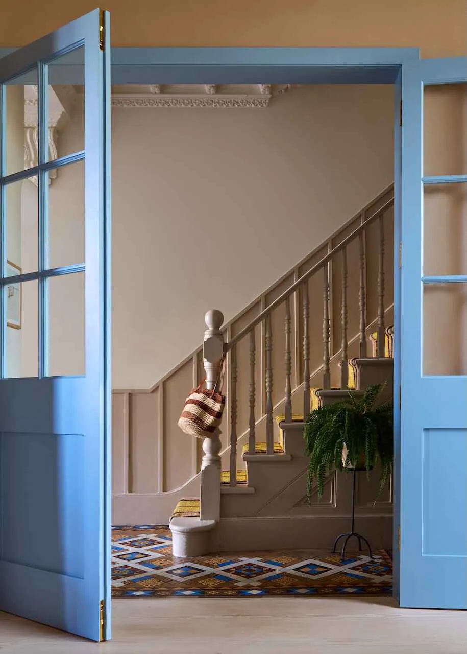 Elegant Color Accents and Modern Decor in Classic Townhouse Design in London - Gallery image 16