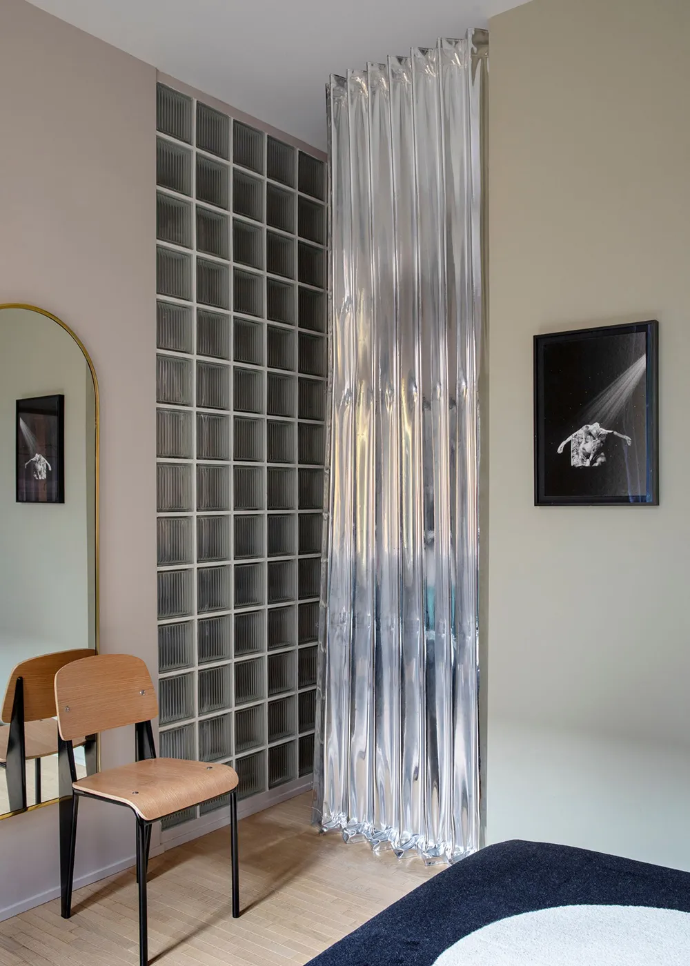 Peintures vives et design moderne d'un appartement à Milan - Gallery image 11