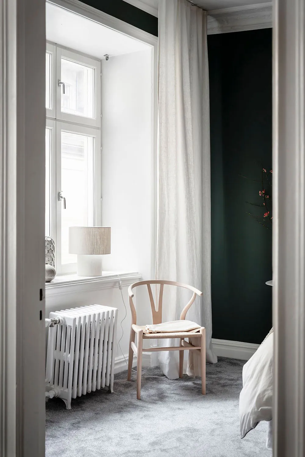 स्टाइलिश काले-सफेद रंग का लिविंग रूम एवं हरे रंग का बेडरूम: गोथेनबर्ग में स्थित एक छोटा 2-km वाला अपार्टमेंट (61 वर्ग मीटर) - Gallery image 5