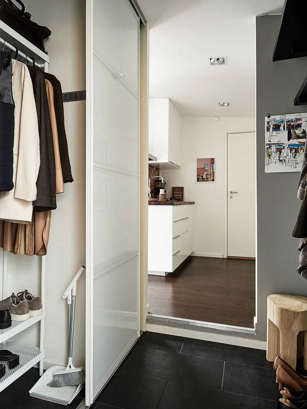 Скошені стеля, цегляна стіна і гардеробна кімната: цікава мансарда в Швеції (42 кв. м) - Gallery image 20