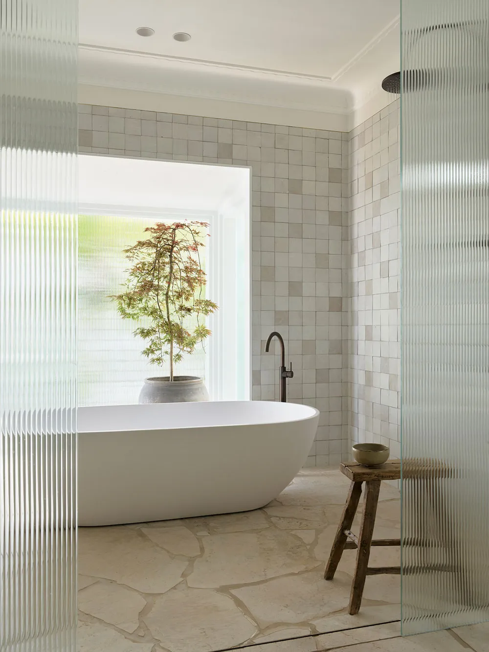 Intérieurs blancs et vues panoramiques : maison côtière à Sydney - Gallery image 13