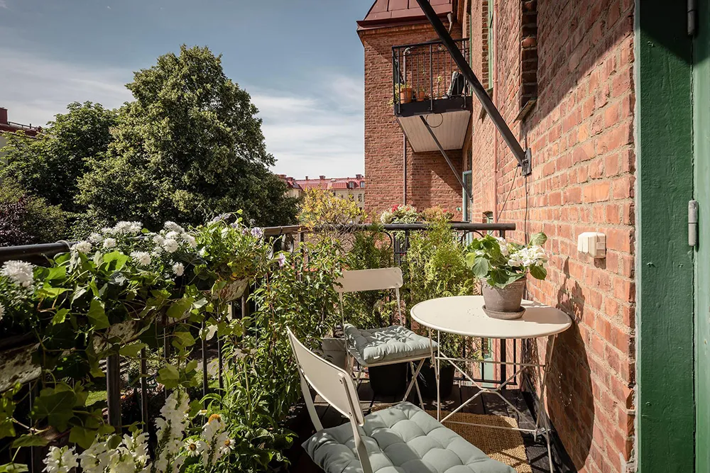 Elegancki skandynawski wnętrze z otwartymi półkami i nowoczesnymi szarymi akcentami (74 m²) - Gallery image 26