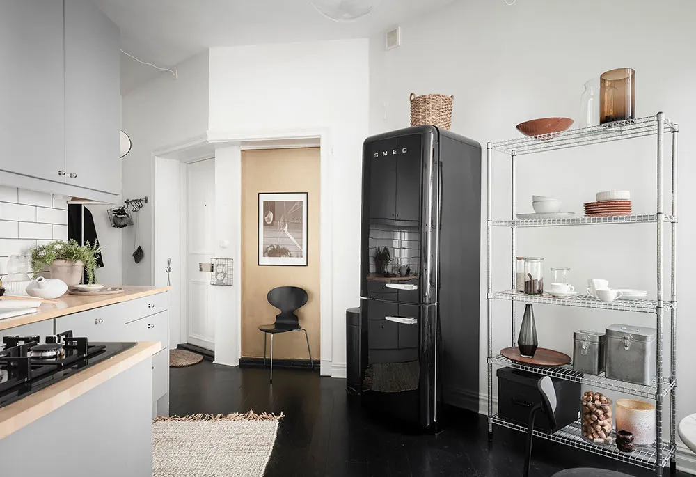 स्टाइलिश काले-सफेद रंग का लिविंग रूम एवं हरे रंग का बेडरूम: गोथेनबर्ग में स्थित एक छोटा 2-km वाला अपार्टमेंट (61 वर्ग मीटर) - Gallery image 20