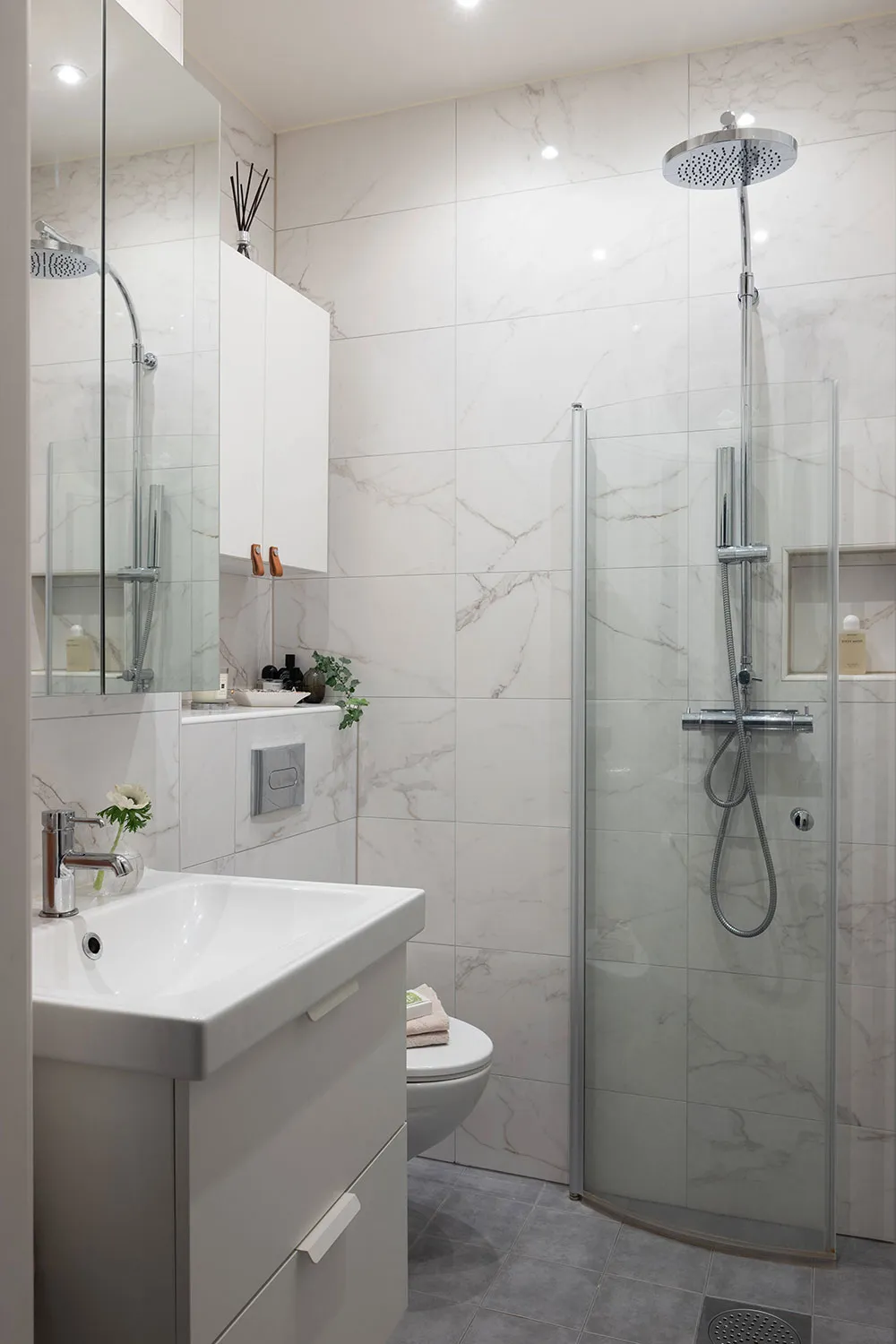 Tonos oscuros y dormitorio en nicho: apartamento pequeño en Suecia (37 m²) - Gallery image 11