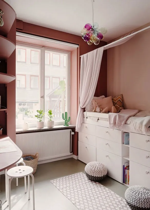 Interior escandinavo tranquilo con dormitorios coloridos y detalles decorativos - Gallery image 17