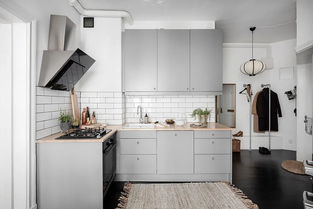 स्टाइलिश काले-सफेद रंग का लिविंग रूम एवं हरे रंग का बेडरूम: गोथेनबर्ग में स्थित एक छोटा 2-km वाला अपार्टमेंट (61 वर्ग मीटर) - Gallery image 21