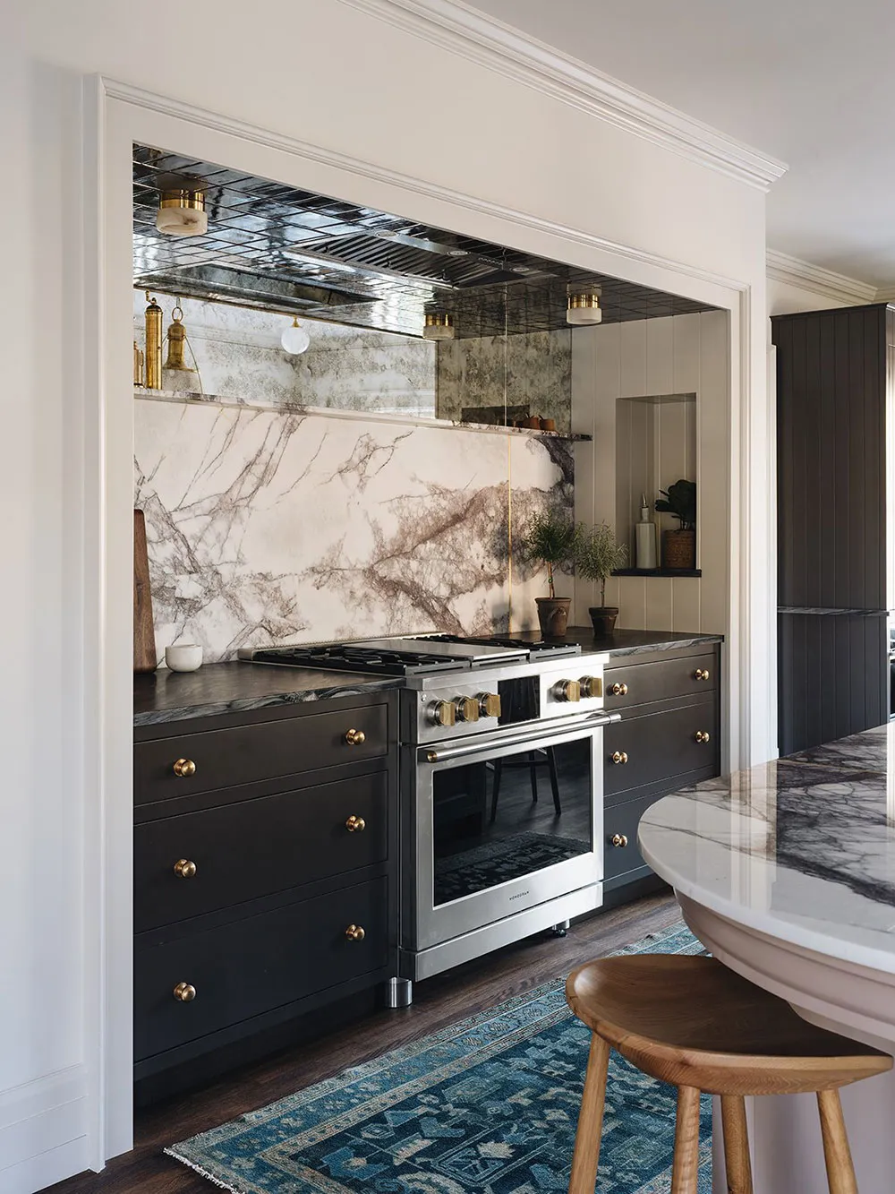 Formes esthétiques et tons chaleureux : une maison très belle au Michigan - Gallery image 9