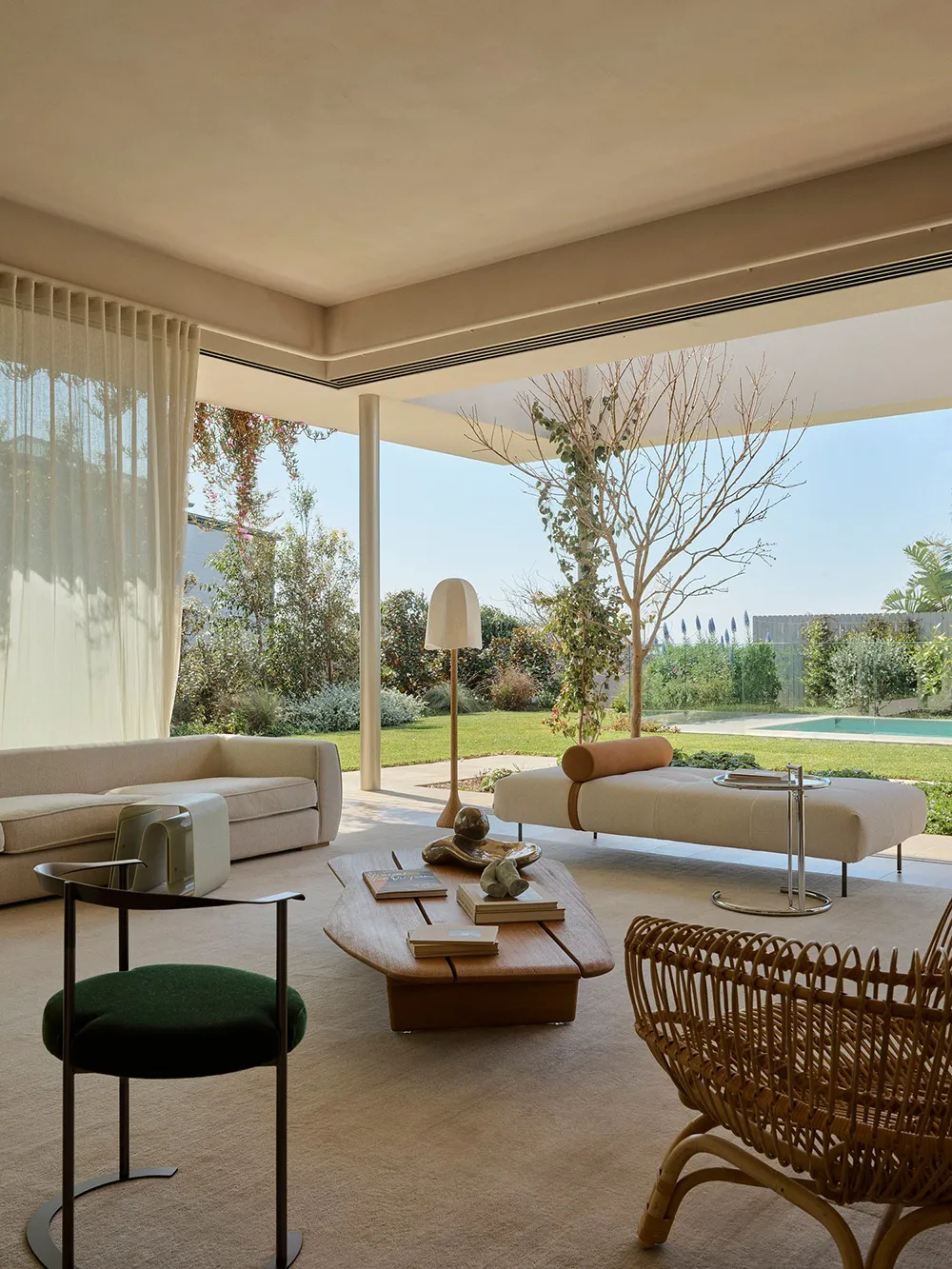 Soft Modern Interiors of a Stunning Oceanfront Villa in Australia - Gallery image 4