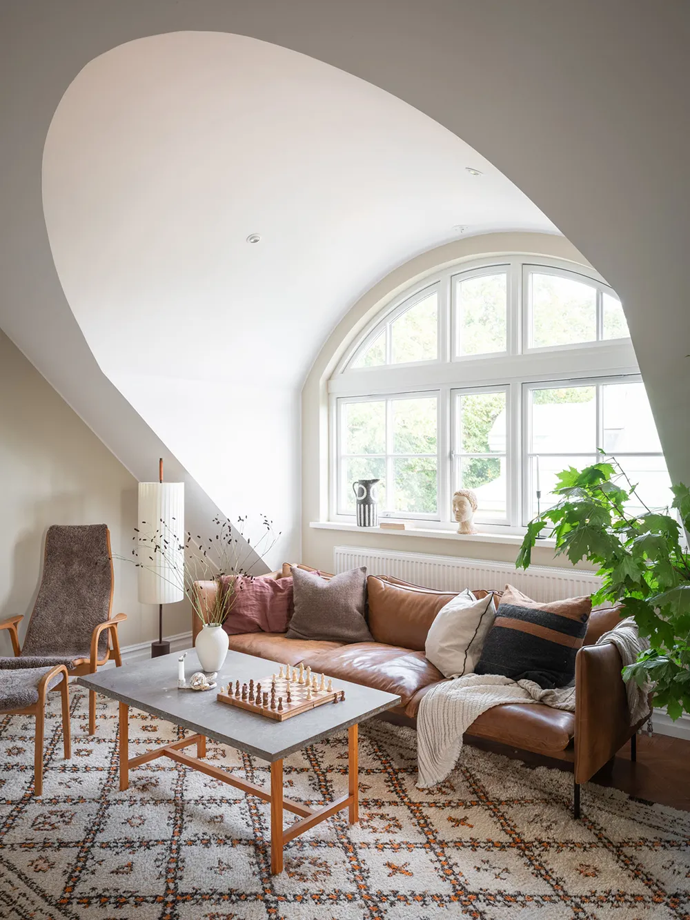 Appartement à deux étages avec de superbes fenêtres de mansarde en Suède - Gallery image 9