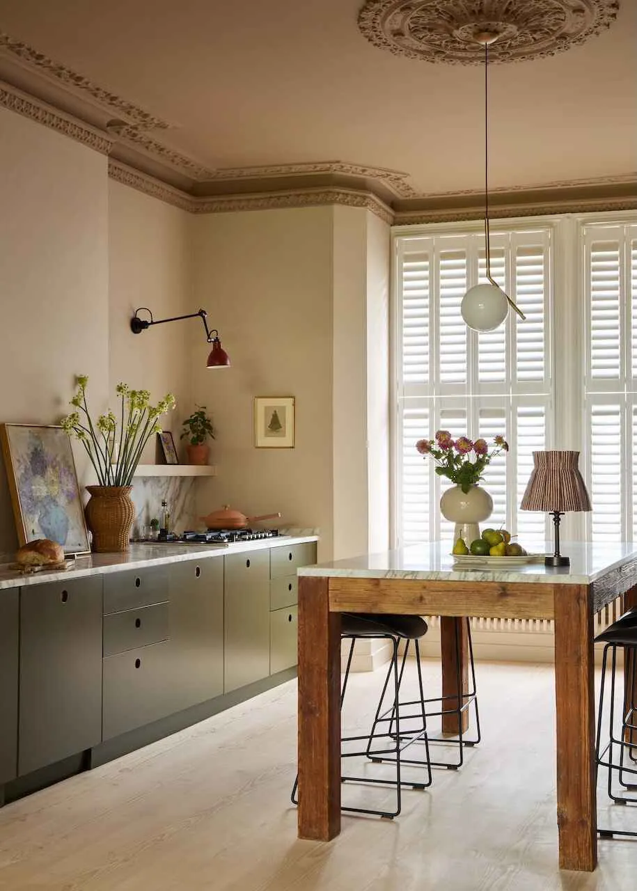 Elegant Color Accents and Modern Decor in Classic Townhouse Design in London - Gallery image 4