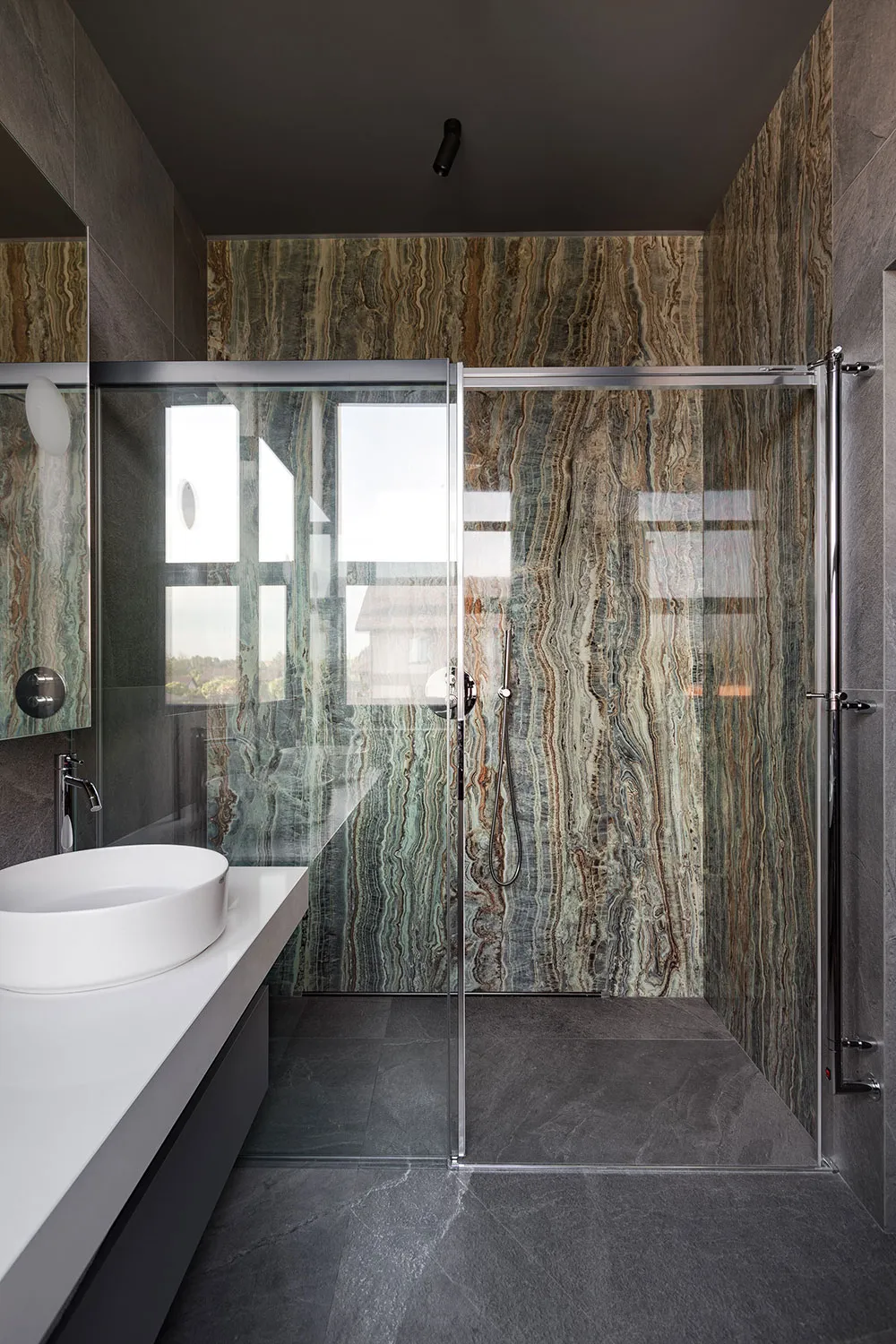 Современный дом для семьи в Днепре с обилием дерева в декоре - Gallery image 22