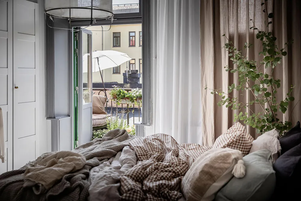 Elegancki skandynawski wnętrze z otwartymi półkami i nowoczesnymi szarymi akcentami (74 m²) - Gallery image 29