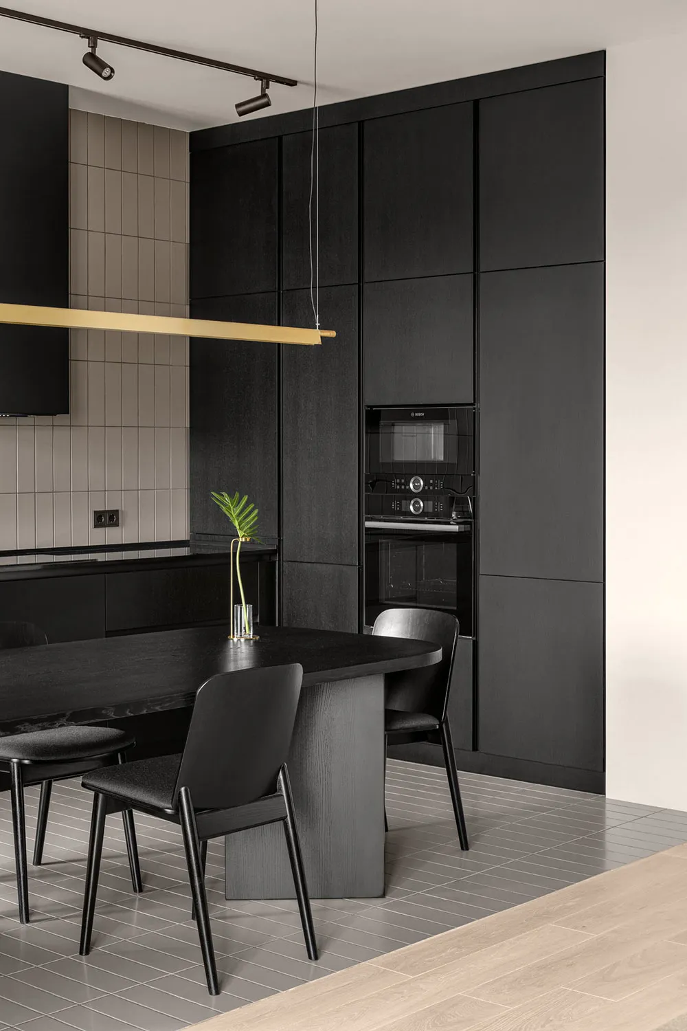 Style moderne de cuisine et plantes vivantes : appartement minimaliste à Kyiv - Gallery image 3