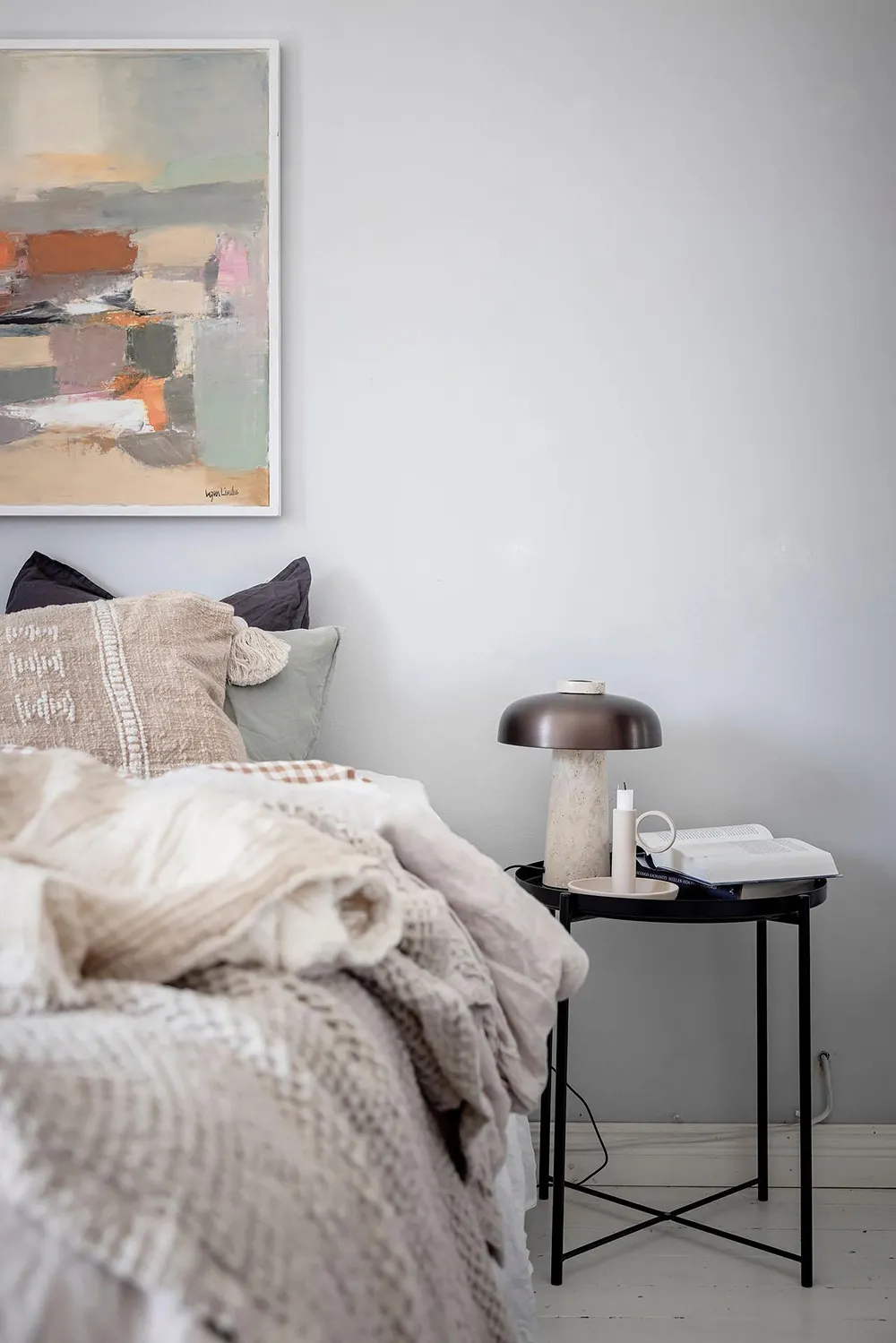 Elegancki skandynawski wnętrze z otwartymi półkami i nowoczesnymi szarymi akcentami (74 m²) - Gallery image 32