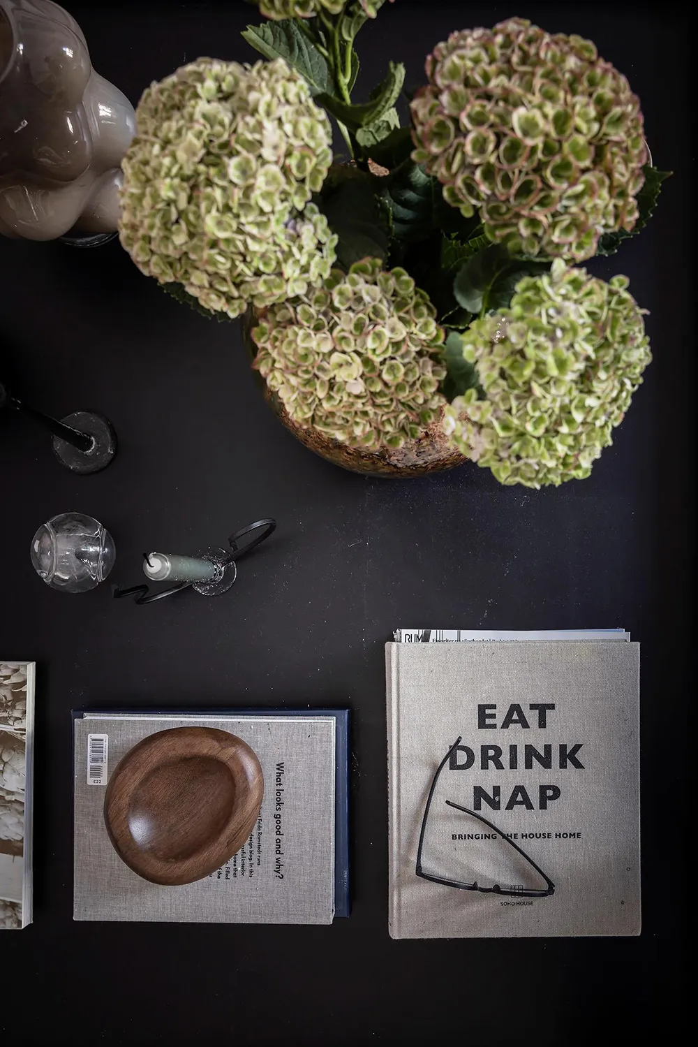 Elegancki skandynawski wnętrze z otwartymi półkami i nowoczesnymi szarymi akcentami (74 m²) - Gallery image 5