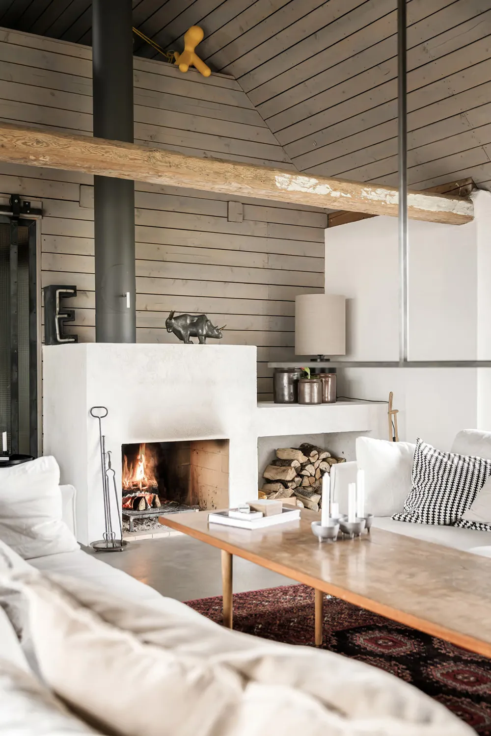 Просторные и тёплые интерьеры бывшей фермы в Швеции - Gallery image 2