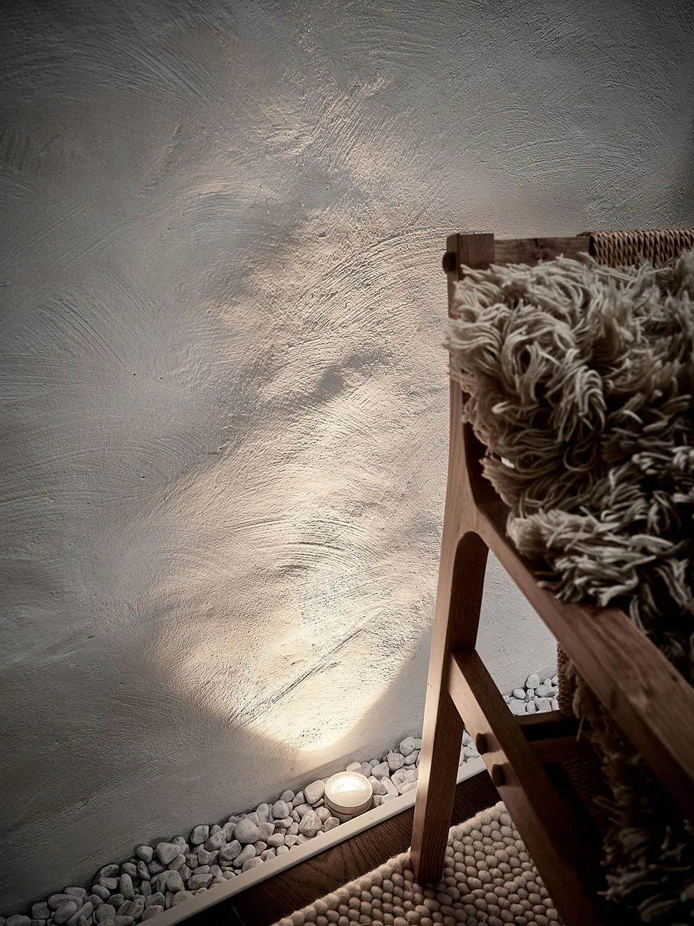 Скошені стеля, цегляна стіна і гардеробна кімната: цікава мансарда в Швеції (42 кв. м) - Gallery image 7