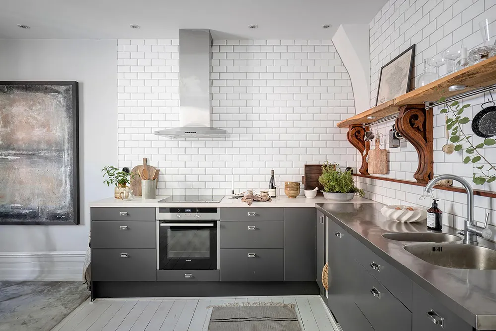 Elegancki skandynawski wnętrze z otwartymi półkami i nowoczesnymi szarymi akcentami (74 m²) - Gallery image 19