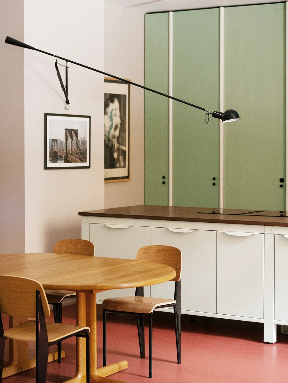 Peintures vives et design moderne d'un appartement à Milan - Gallery image 4