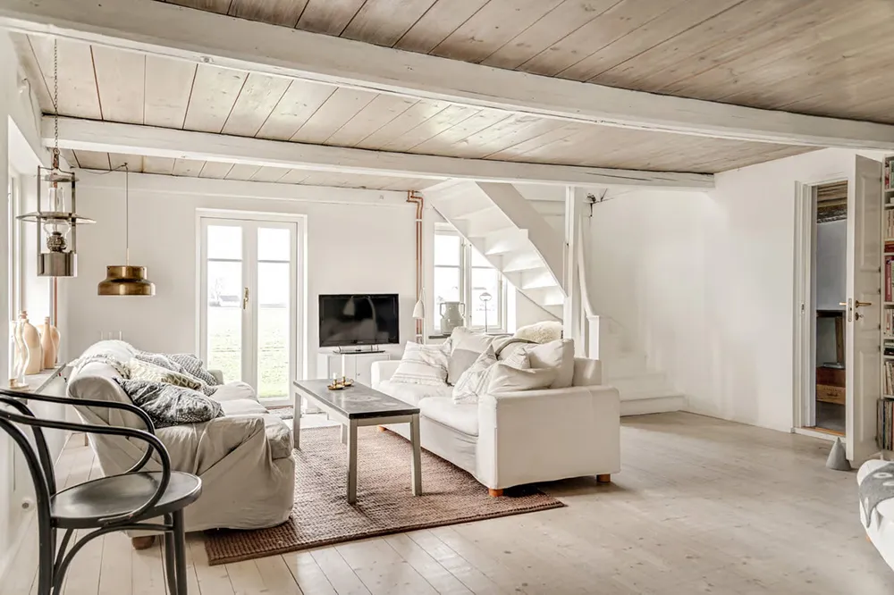 Просторные и тёплые интерьеры бывшей фермы в Швеции - Gallery image 11