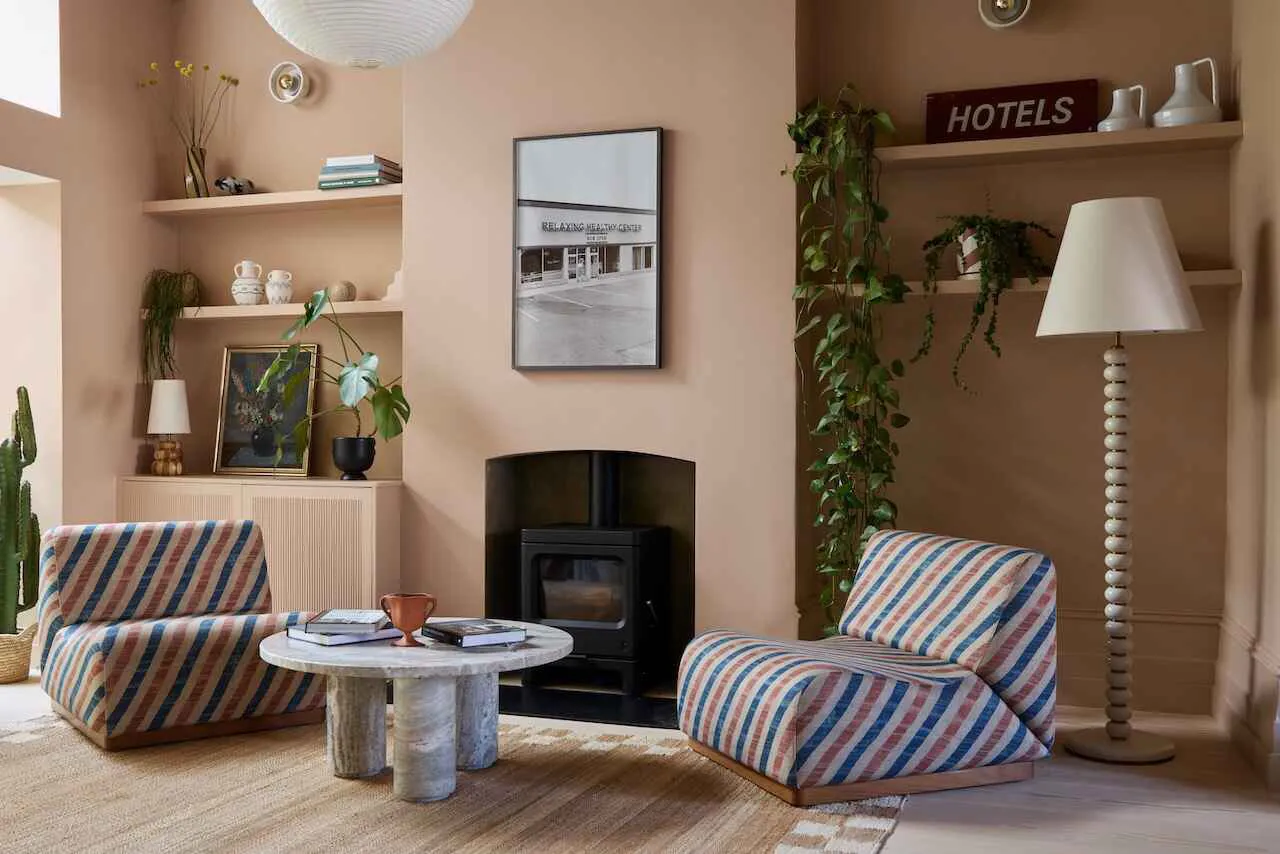 Elegant Color Accents and Modern Decor in Classic Townhouse Design in London - Gallery image 2