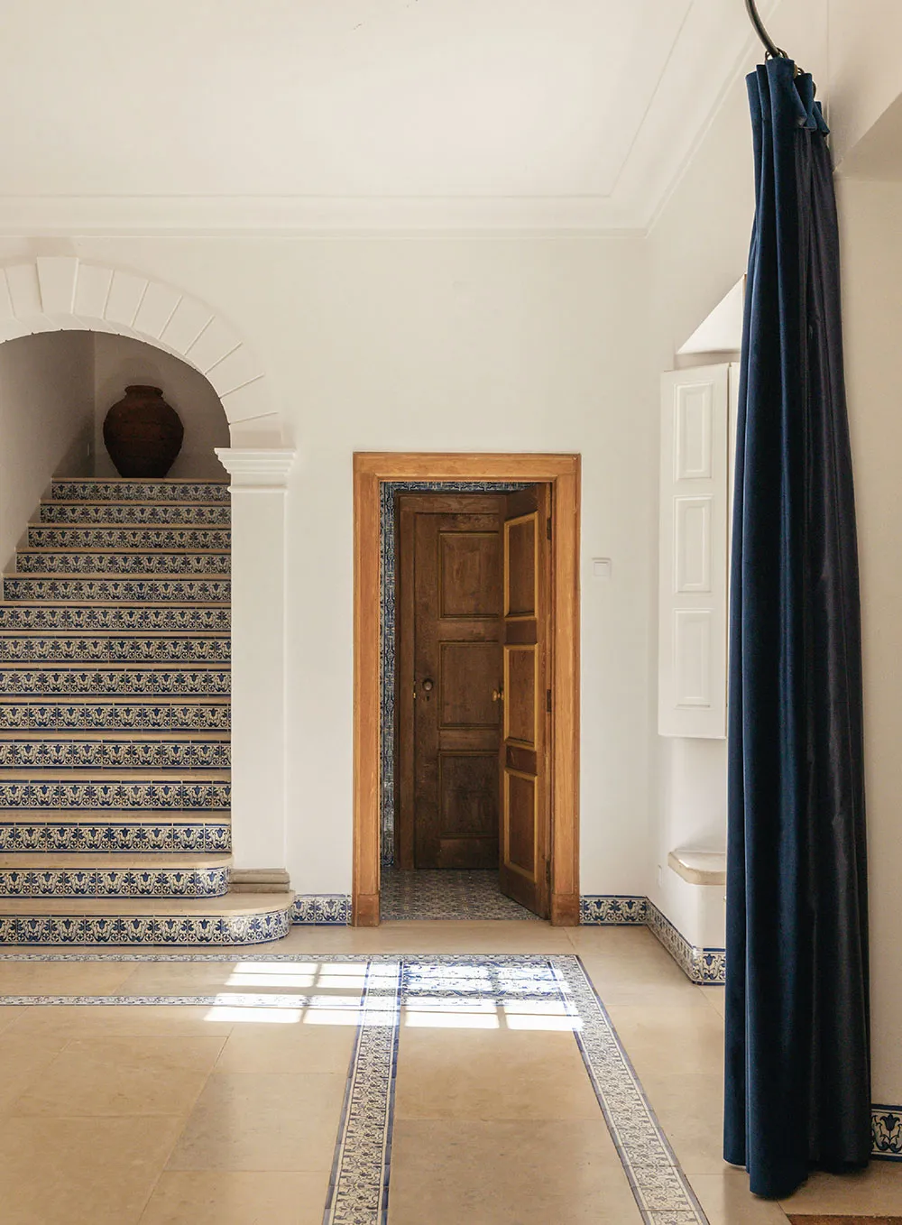 Style moderne d'une belle villa rose du XIXe siècle au Portugal - Gallery image 2