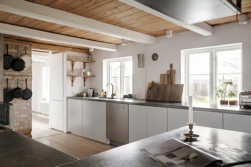 Просторные и тёплые интерьеры бывшей фермы в Швеции - Gallery image 17