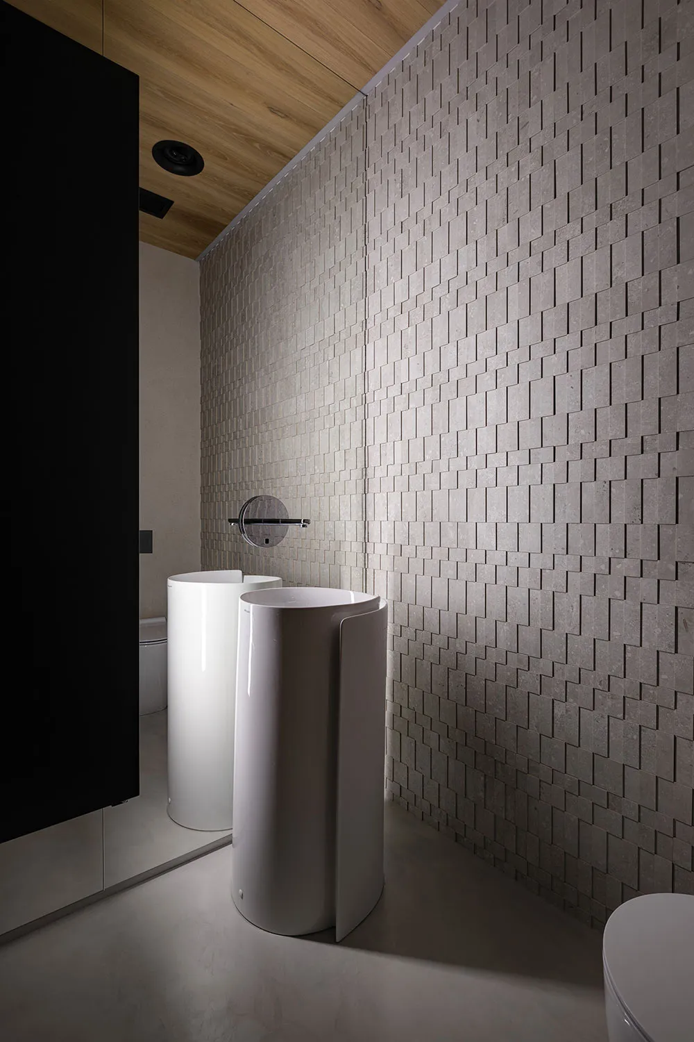 Современный дом для семьи в Днепре с обилием дерева в декоре - Gallery image 27