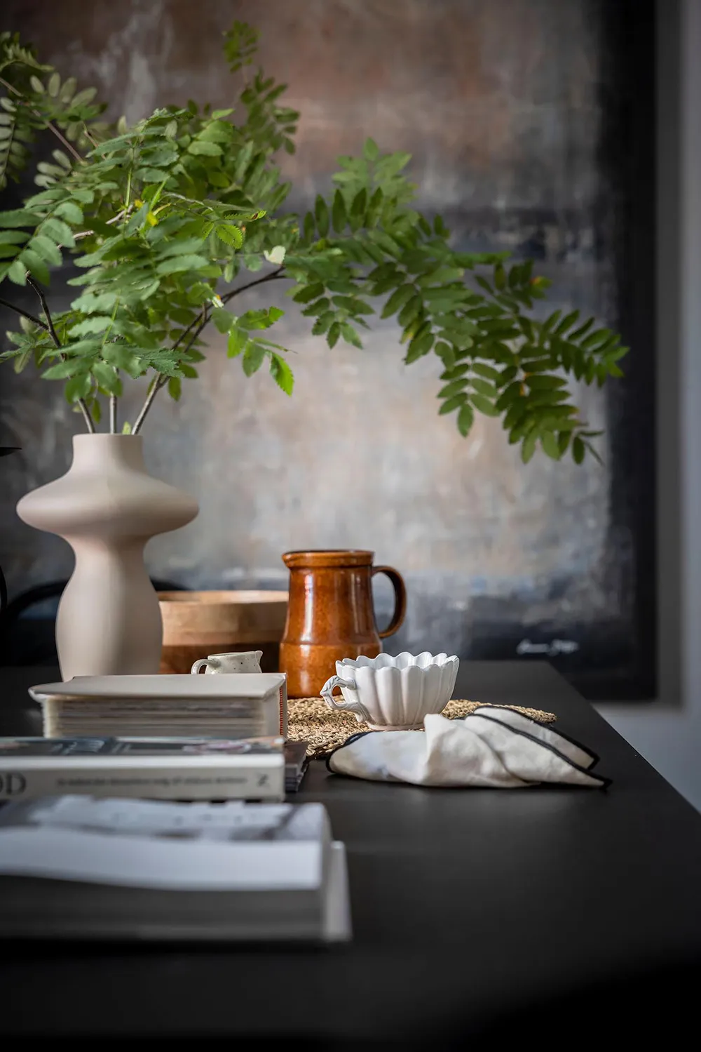 Elegancki skandynawski wnętrze z otwartymi półkami i nowoczesnymi szarymi akcentami (74 m²) - Gallery image 16