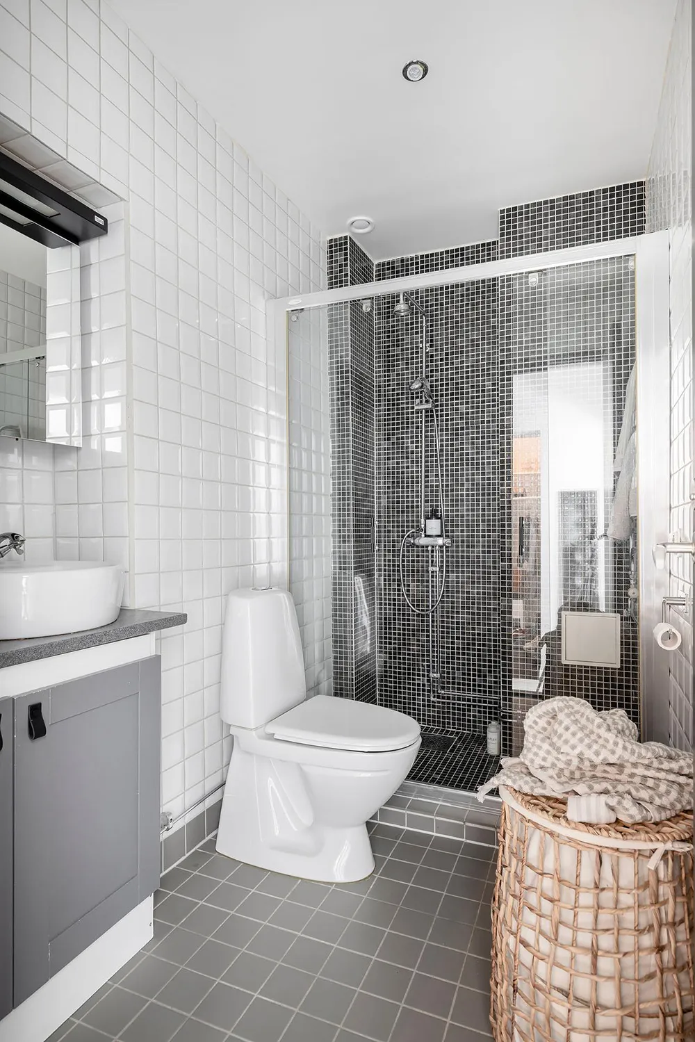 Elegancki skandynawski wnętrze z otwartymi półkami i nowoczesnymi szarymi akcentami (74 m²) - Gallery image 36