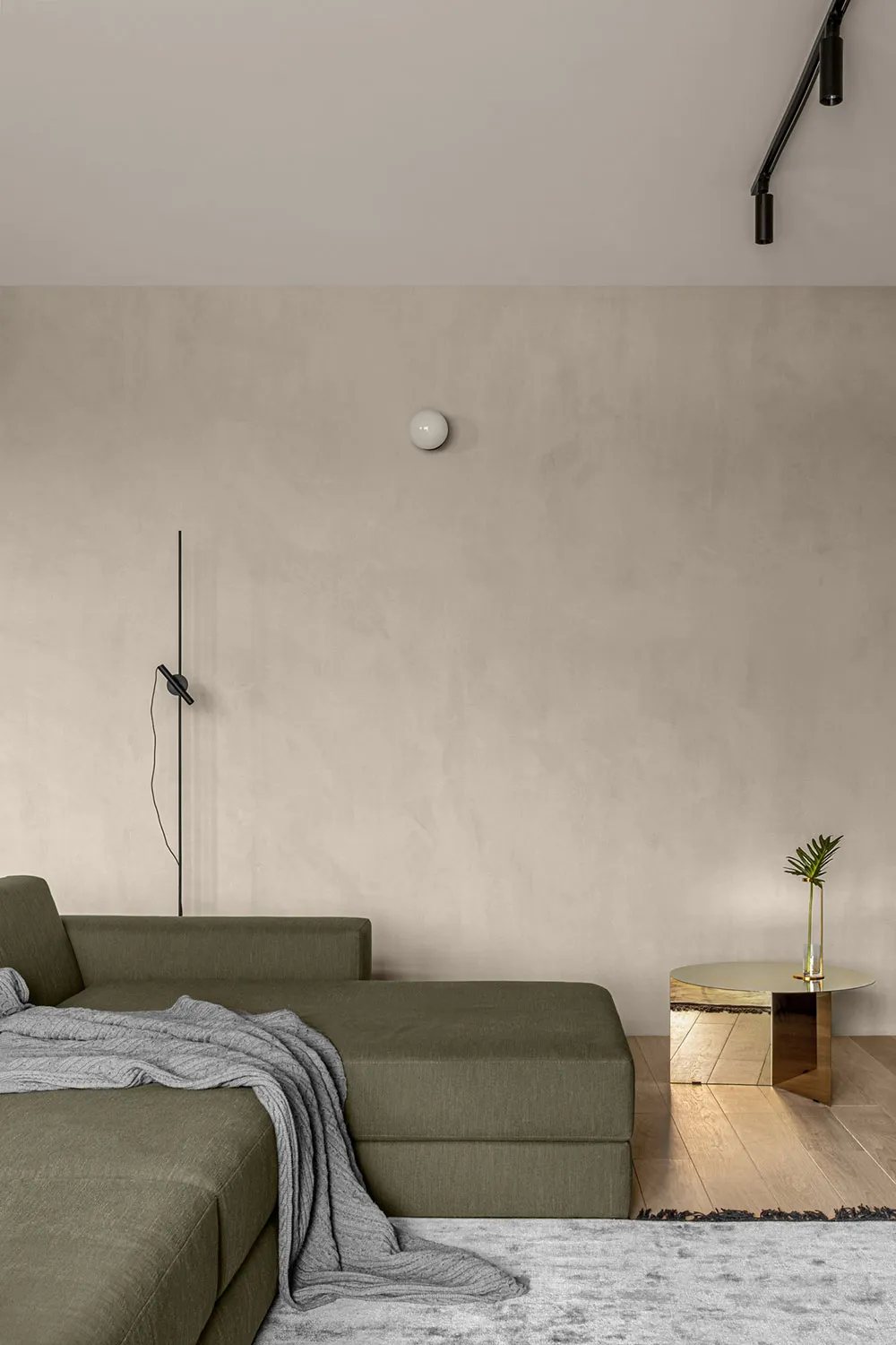 Style moderne de cuisine et plantes vivantes : appartement minimaliste à Kyiv - Gallery image 5