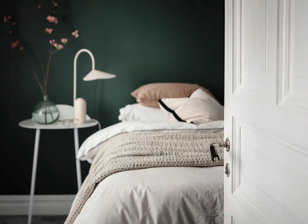 स्टाइलिश काले-सफेद रंग का लिविंग रूम एवं हरे रंग का बेडरूम: गोथेनबर्ग में स्थित एक छोटा 2-km वाला अपार्टमेंट (61 वर्ग मीटर) - Gallery image 4