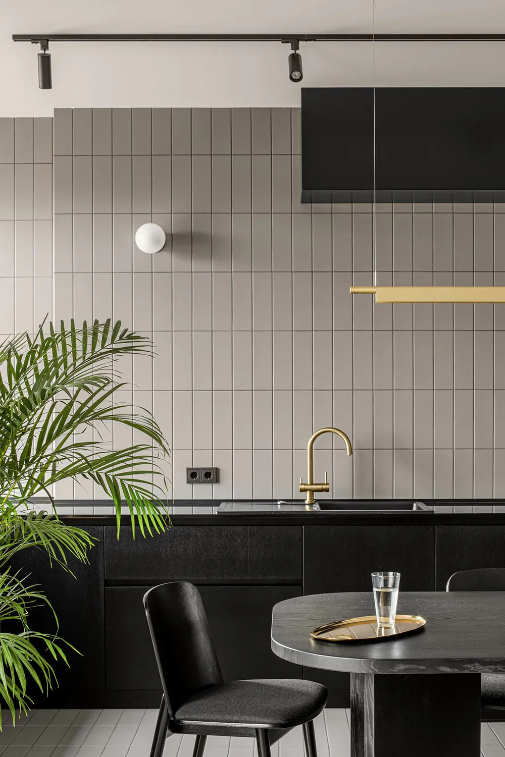 Style moderne de cuisine et plantes vivantes : appartement minimaliste à Kyiv - Gallery image 4