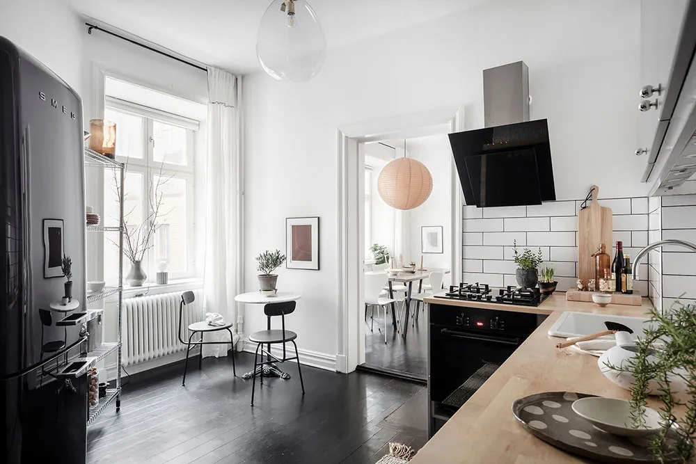 स्टाइलिश काले-सफेद रंग का लिविंग रूम एवं हरे रंग का बेडरूम: गोथेनबर्ग में स्थित एक छोटा 2-km वाला अपार्टमेंट (61 वर्ग मीटर) - Gallery image 19