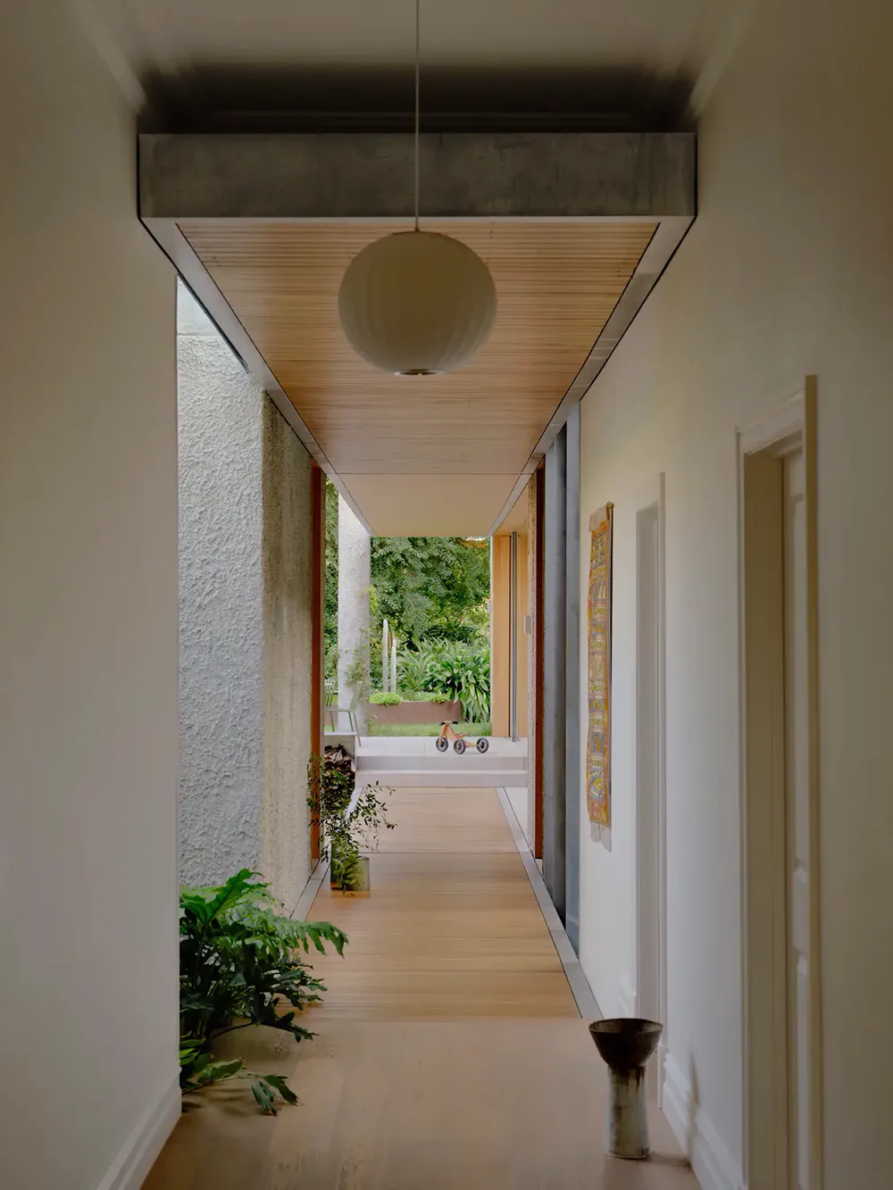 Современный дом дизайнера, в котором архитектура сливается с садом - Gallery image 11