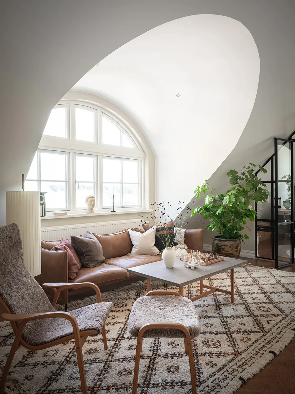 Appartement à deux étages avec de superbes fenêtres de mansarde en Suède - Gallery image 1