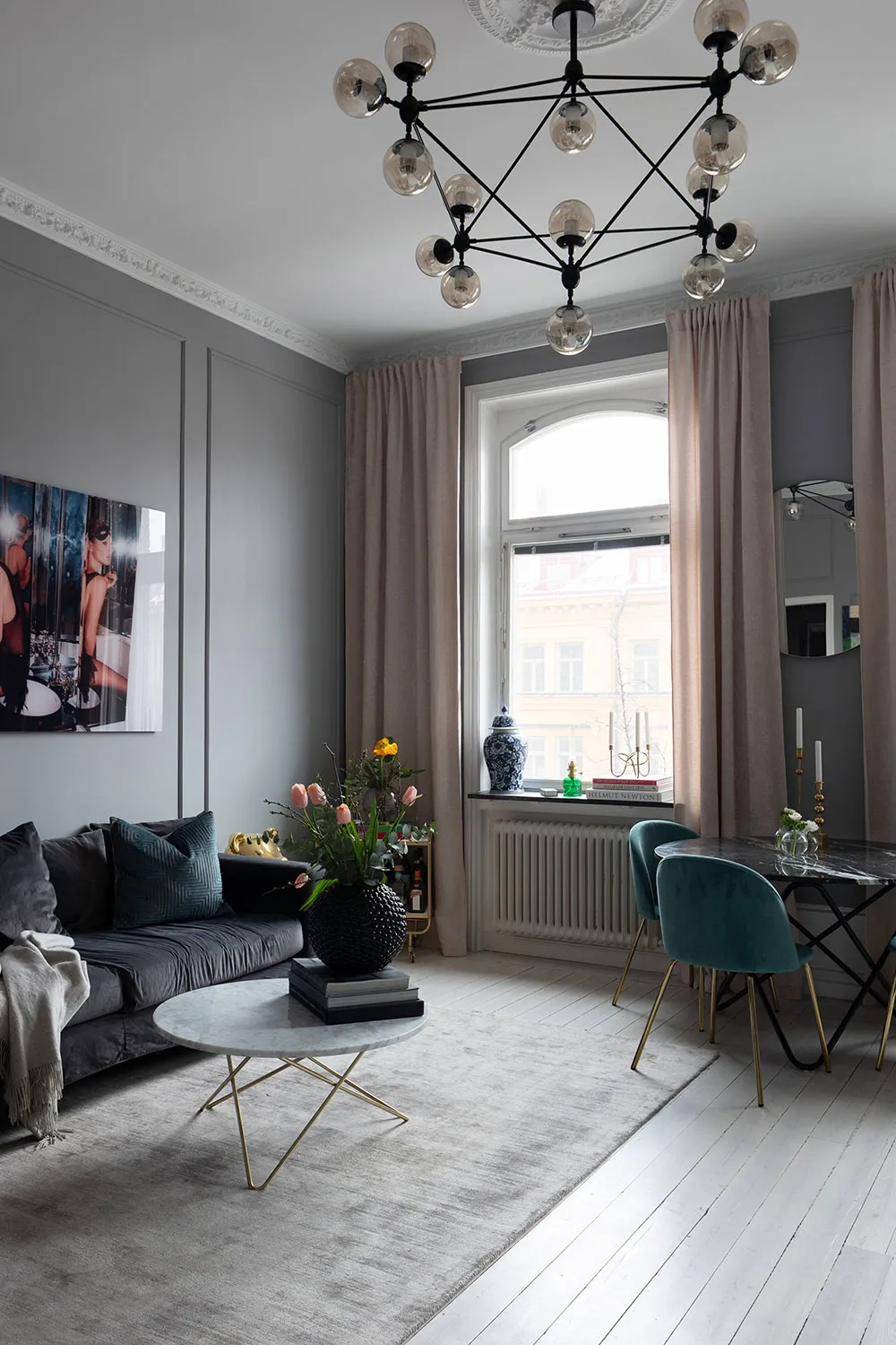 Tonos oscuros y dormitorio en nicho: apartamento pequeño en Suecia (37 m²) - Gallery image 1