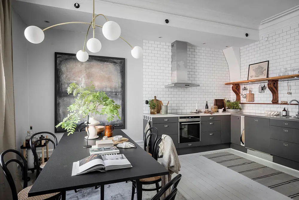 Elegancki skandynawski wnętrze z otwartymi półkami i nowoczesnymi szarymi akcentami (74 m²) - Gallery image 13