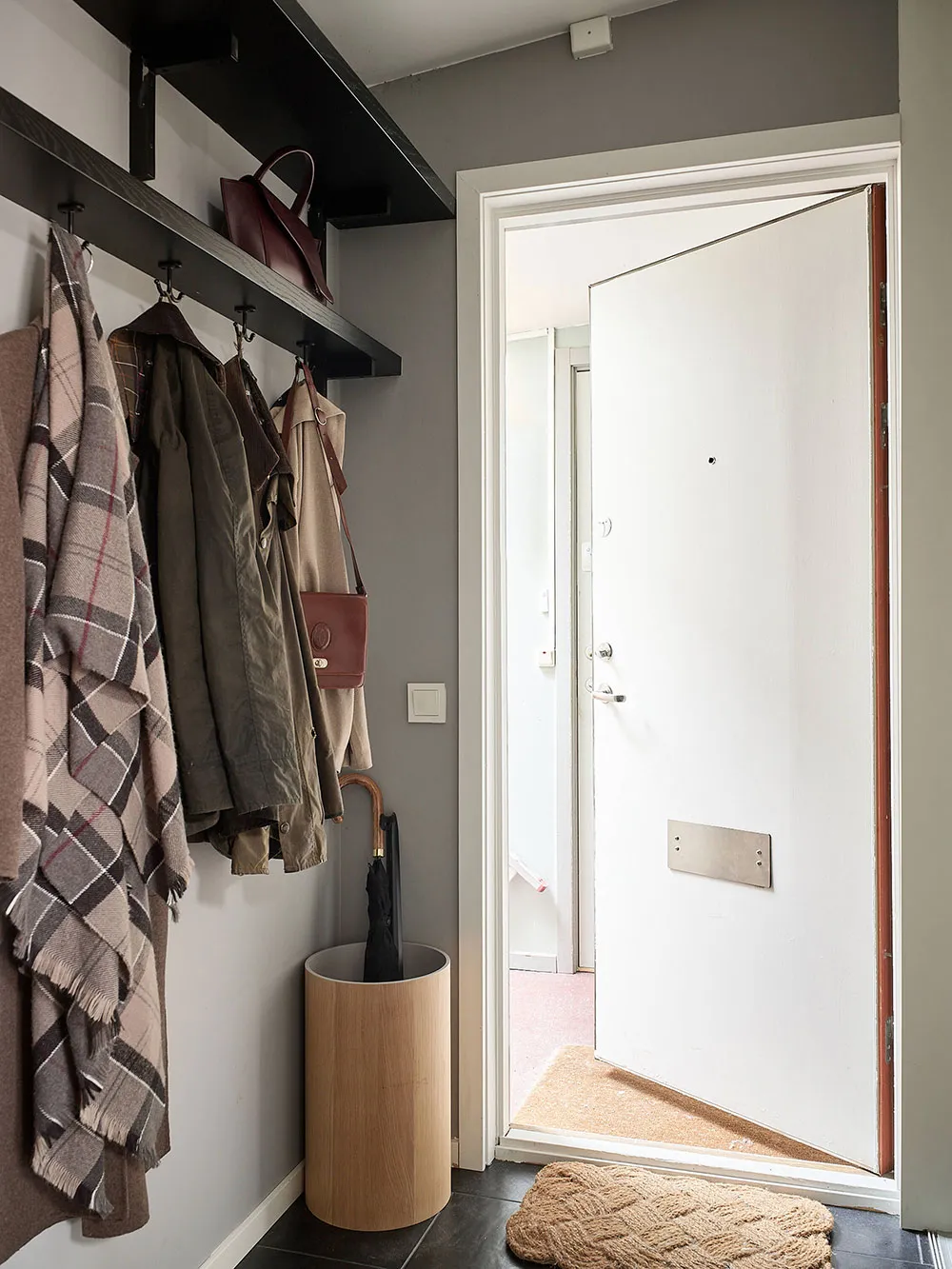 Скошені стеля, цегляна стіна і гардеробна кімната: цікава мансарда в Швеції (42 кв. м) - Gallery image 21