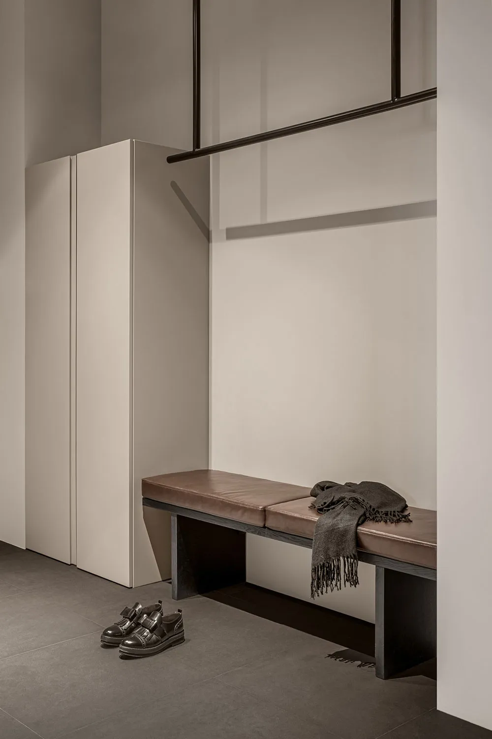 Style moderne de cuisine et plantes vivantes : appartement minimaliste à Kyiv - Gallery image 15