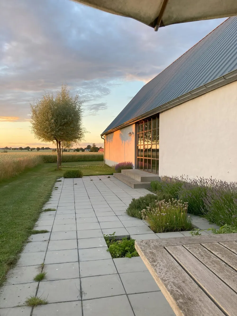 Просторные и тёплые интерьеры бывшей фермы в Швеции - Gallery image 7