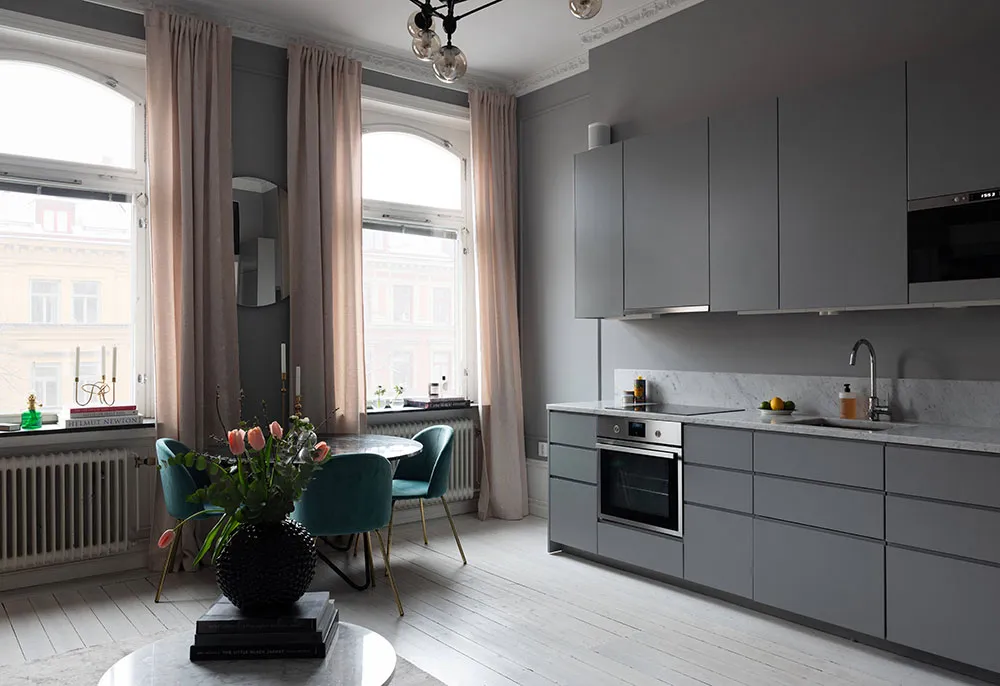 Tonos oscuros y dormitorio en nicho: apartamento pequeño en Suecia (37 m²) - Gallery image 4