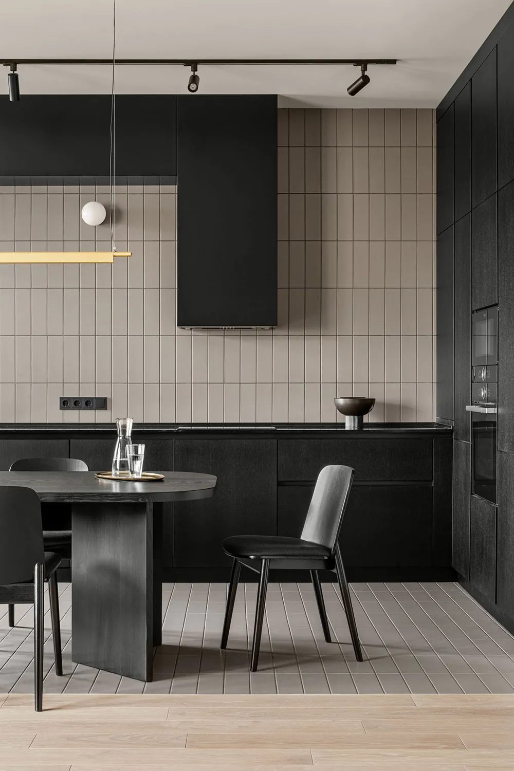 Style moderne de cuisine et plantes vivantes : appartement minimaliste à Kyiv - Gallery image 2