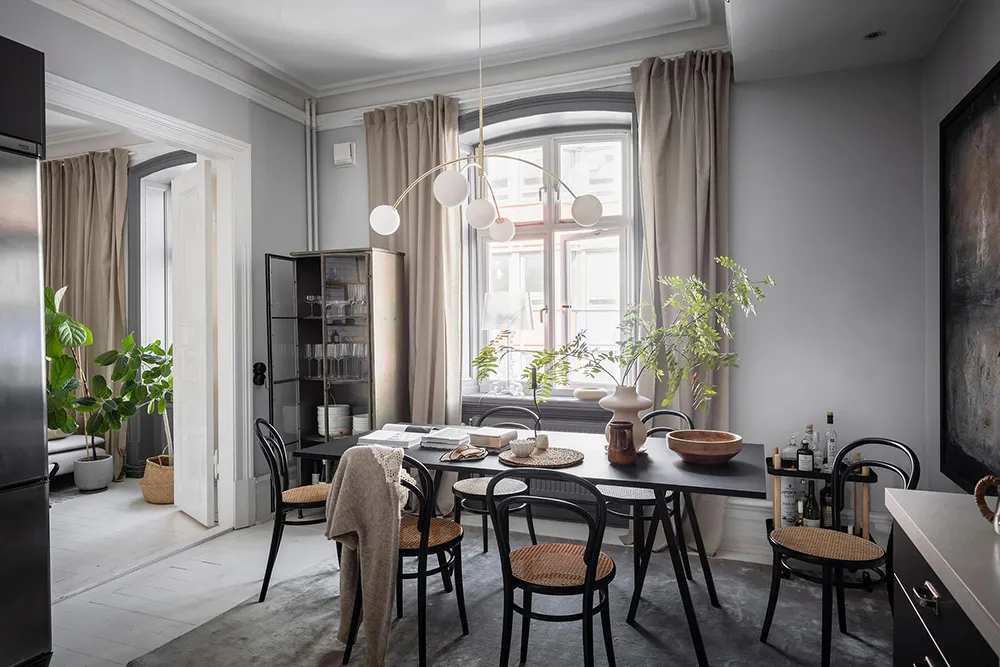 Elegancki skandynawski wnętrze z otwartymi półkami i nowoczesnymi szarymi akcentami (74 m²) - Gallery image 15